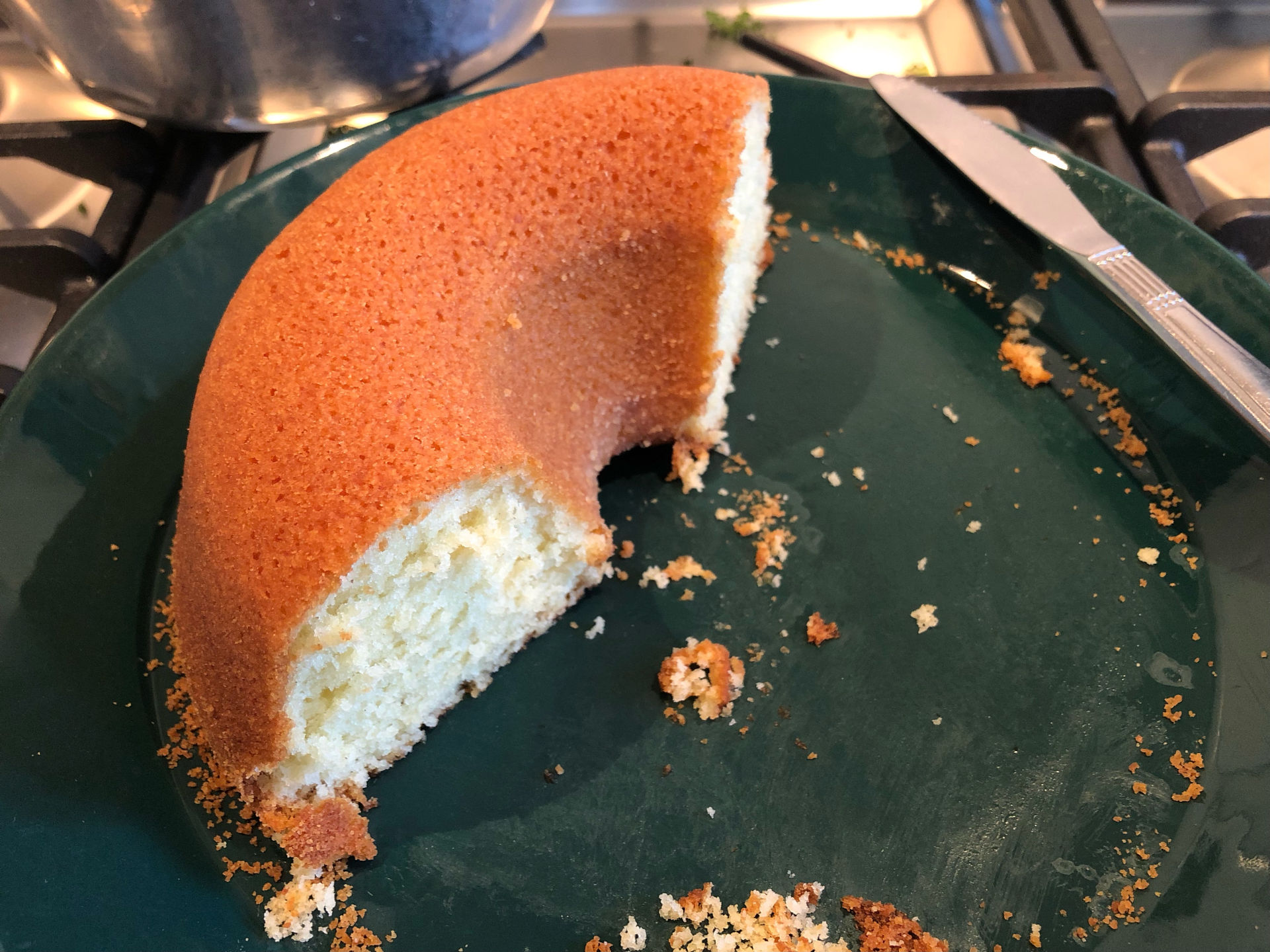 En halft äten sockerkaka